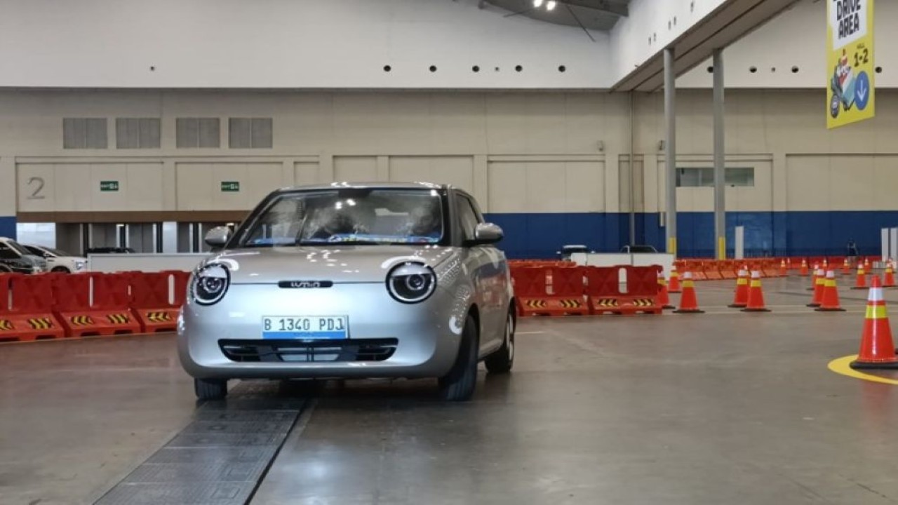 Pengunjung GJAW 2025 dapat mencoba mobil listrik di area New indoor test drive. (Foto: Adiantoro/NTV)