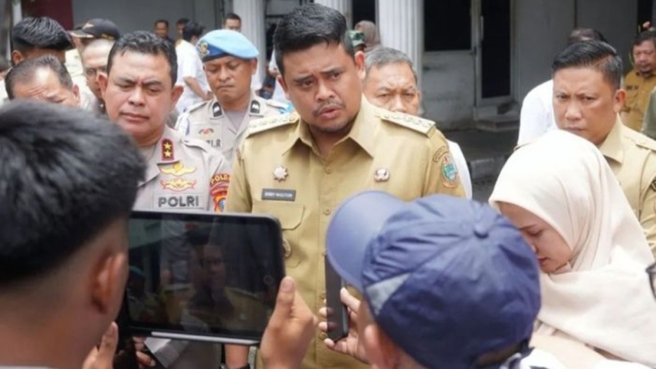 Gubernur Sumatera Utara Bobby Nasution (tengah) didampingi unsur Forkopimda Sumut ketika diwawancarai media di Kantor DPRD Sumut, di Medan. (Antara)