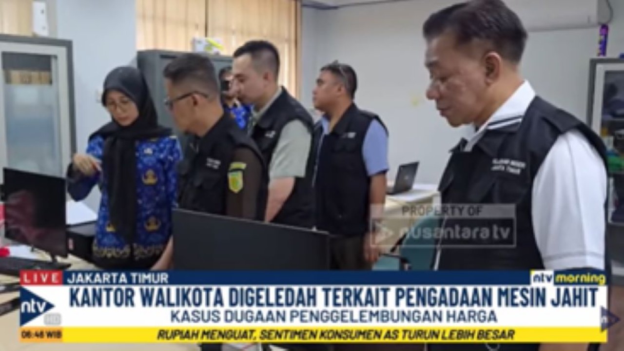 Tim penyidik Kejaksaan Negeri Jakarta Timur menggeledah kantor Wali Kota Jakarta Timur