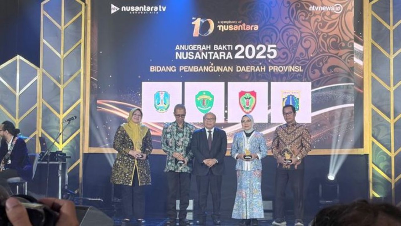 Para pemenang Anugerah Bakti Nusantara 2025 Bidang Pembangunan Daerah Provinsi. (Foto: Ntvnews)