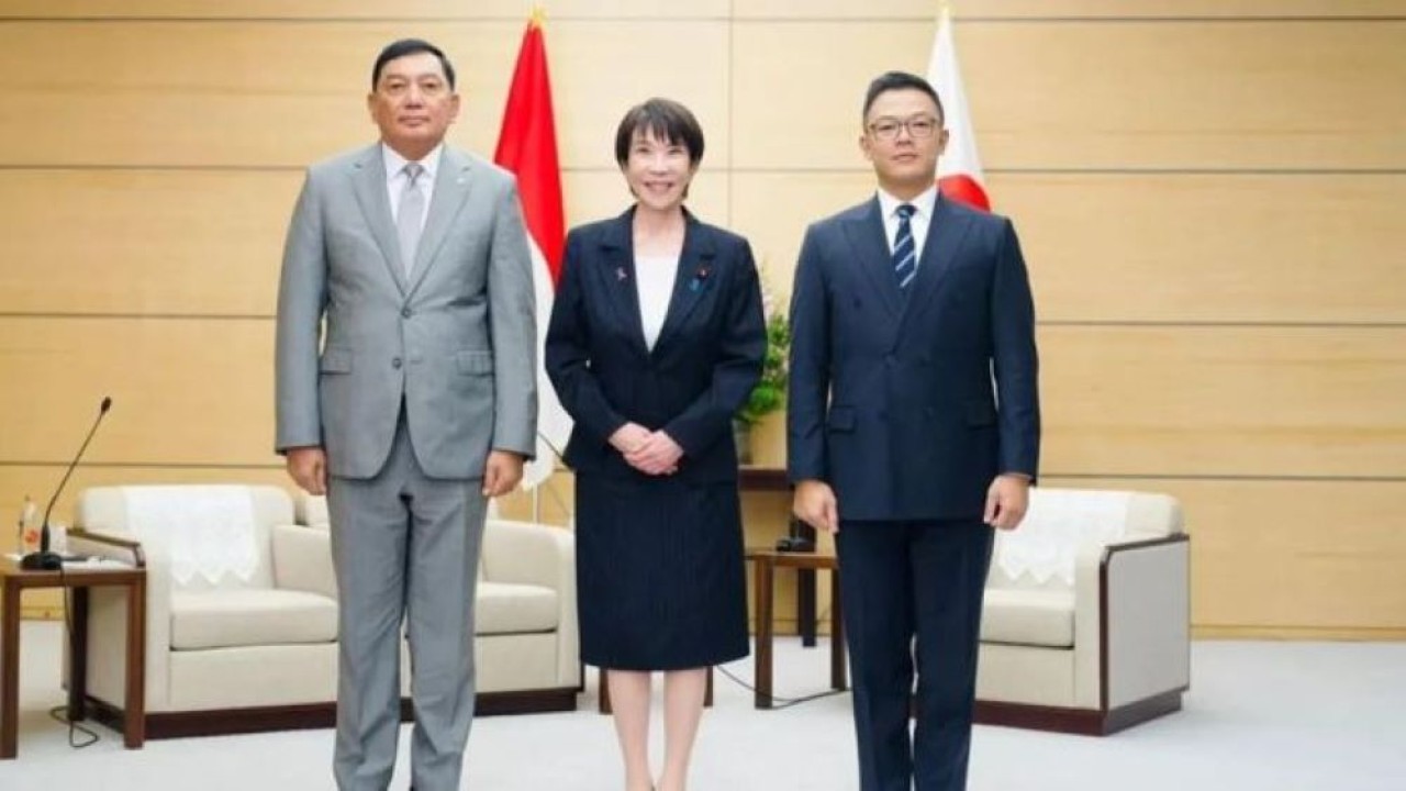 (kiri-kanan): Menteri Pertahanan RI Sjafrie Sjamsoeddin, Perdana Menteri Jepang Sanae Takaichi, dan Menteri Luar Negeri RI Sugiono, melakukan pertemuan di Tokyo, Jepang, Selasa 18 November 2025. (ANTARA/HO-Kemlu RI)