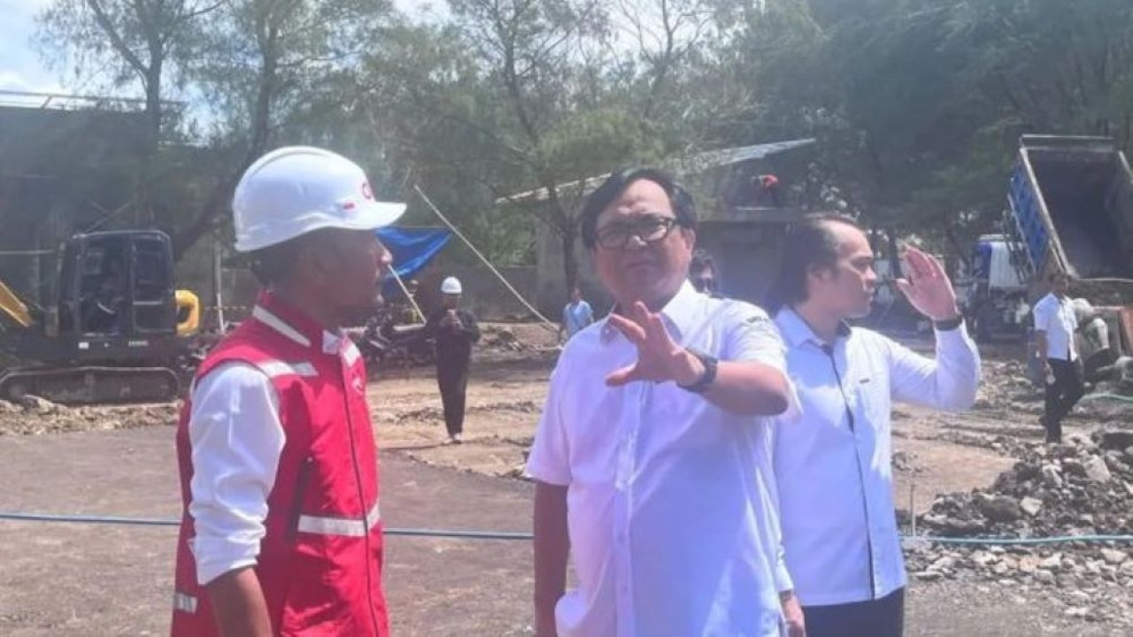 Staf Ahli Menteri Bidang Ekonomi, Sosial dan Budaya Kementerian Kelautan dan Perikanan (KKP) Trian Yunanda (memakai kaca mata) saat mengunjungi lokasi pembangunan Kampung Nelayan Merah Putih (KNMP) di Bantul, Daerah Istimewa Yogyakarta, Kamis. (Muhammad Baqir Idrus Alatas) (Antara)