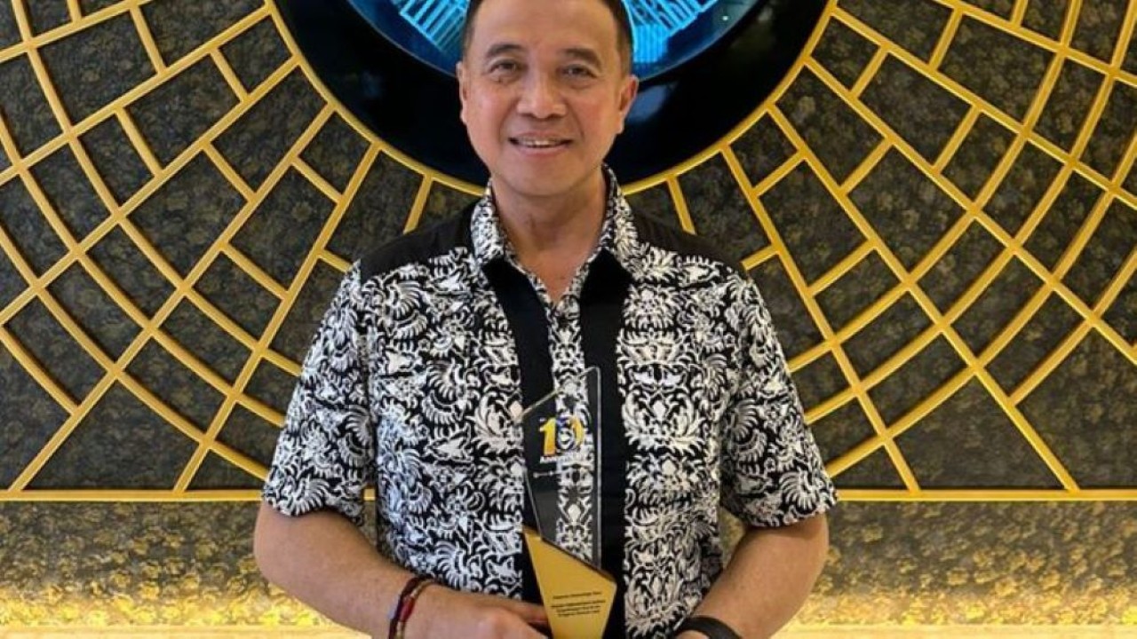 Bupati Kotawaringin Timur H. Halikinnor, SH, MM diwakili oleh Staff Ahli Bupati Kotawaringin Timur Bidang Pemerintahan, Hukum, dan Politik Wim R.K. Benung, S.Sos menerima penghargaan Anugerah Bakti Nusantara 2025