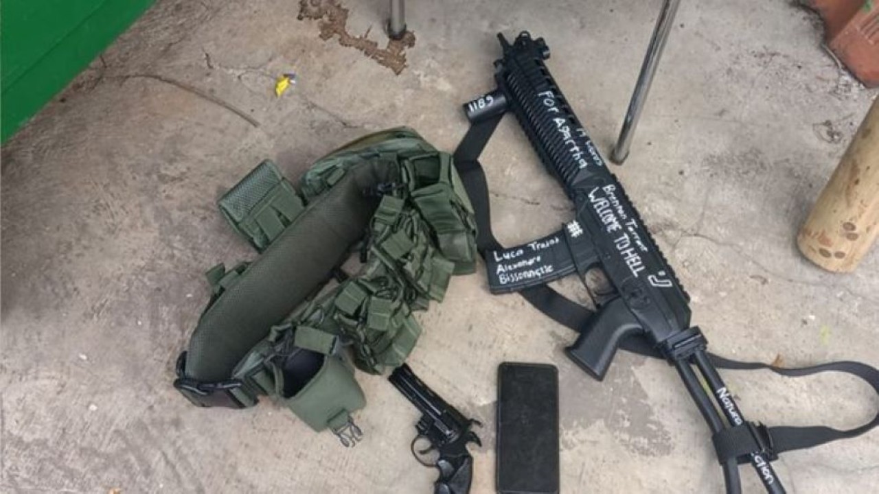 Senjata yang ditemukan di SMAN 72. (Istimewa)