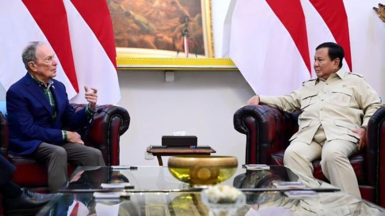 Presiden Prabowo Subianto menerima kunjungan Michael Bloomberg dan delegasi di Istana Kepresidenan, Jakarta, pada Selasa, 18 November 2025. (Instagram)