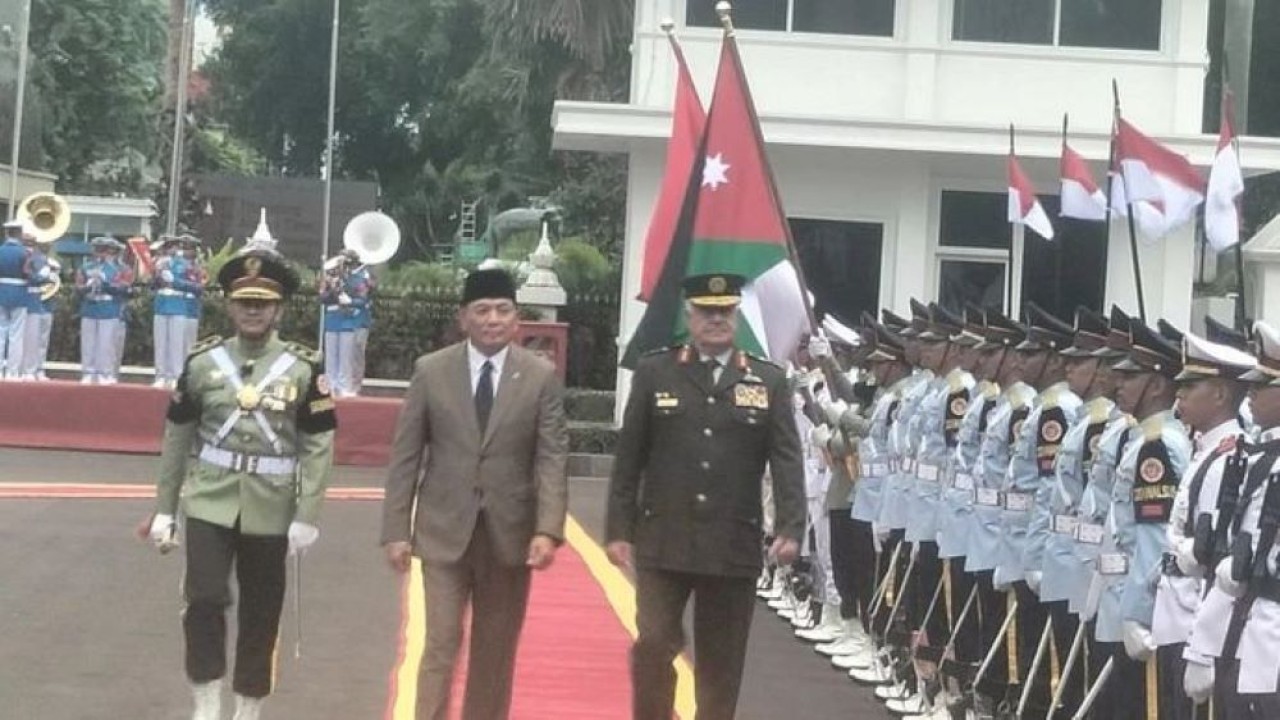 Menteri Pertahanan RI Sjafrie Sjamsoeddin (kiri) dan Kepala Staf Gabungan Angkatan Bersenjata Yordania Major General Pilot Yousef Ahmed Al-Hunaity (kanan) saat memeriksa pasukan kantor Kementerian Pertahanan, Jakarta Pusat, Jumat, 14 November 2025. (ANTARA/Walda Marison) (Antara)