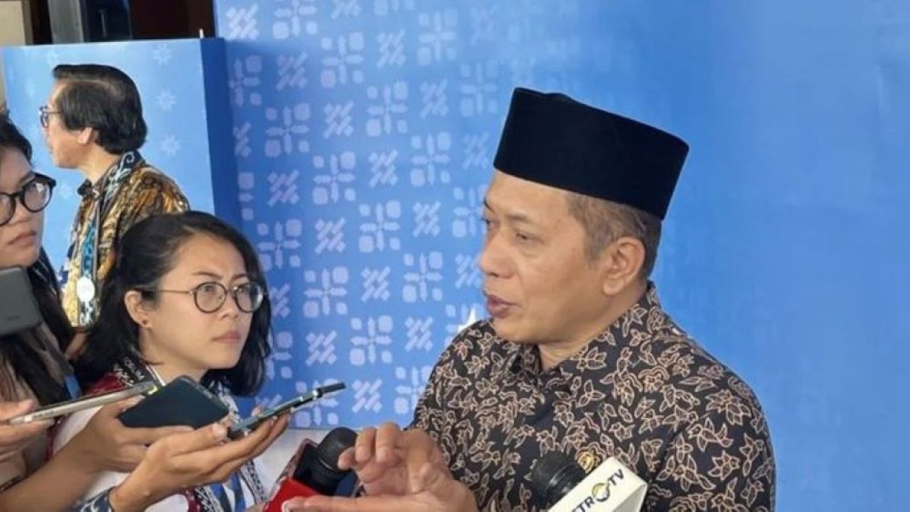 Menteri Koperasi (Menkop) Ferry Juliantono saat memberikan tanggapan pers di sela-sela acara Kompas100 CEO Forum, di Indonesia Convention Center (ICE) BSD, Tangerang Selatan, Rabu, 26 November 2025. ANTARA/Arnidhya Nur Zhafira (Antara)