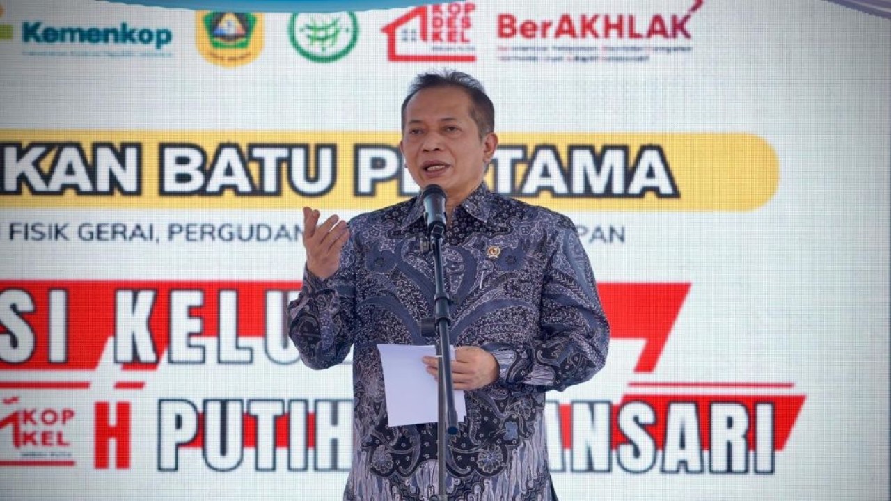 Menteri Koperasi (Menkop) Ferry Juliantono melakukan peletakan batu pertama pembangunan Koperasi Kelurahan Merah Putih di komplek Stadion Pakansari, Cibinong, Bogor, Jawa Barat, Sabtu (29/11/2025). (Foto: Istimewa)