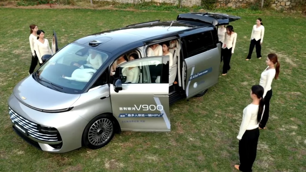 Minivan Geely Galaxy V900 memecahkan Rekor Dunia Guinness. (Foto: Tangkapan layar YouTube CarNewsChina)