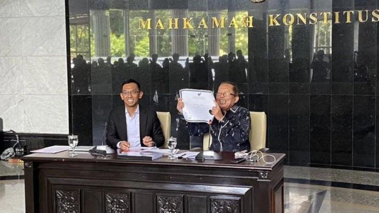 Hakim Konstitusi Arsul Sani (kanan) memperlihatkan ijazah aslinya dalam konferensi pers di Mahkamah Konstitusi, Jakarta, Senin 17 November 2025.(Antara)