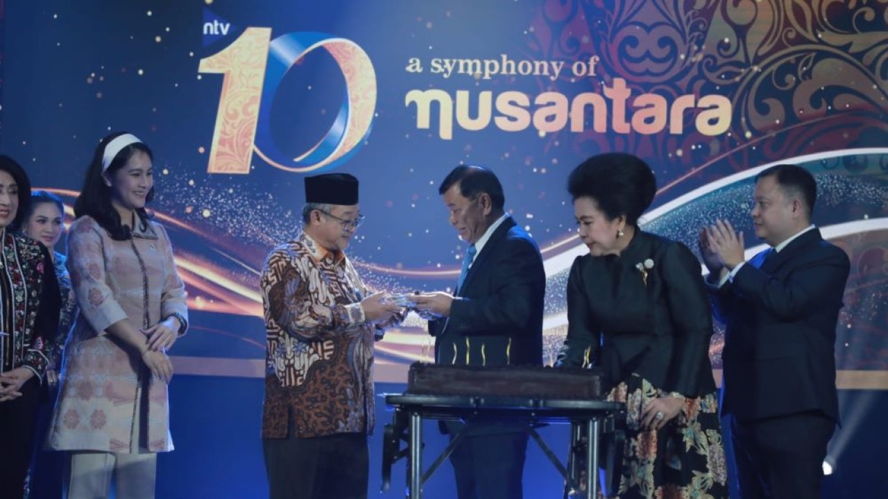 Presiden Komisaris NT Corp Nurdin Tampubolon didampingi Direksi Nusantara TV Lince Berliana Tobing memberikan potongan kue pertama HUT ke-10 Nusantara TV kepada Menteri Pendidikan Dasar dan Menengah Abdul Mu'ti