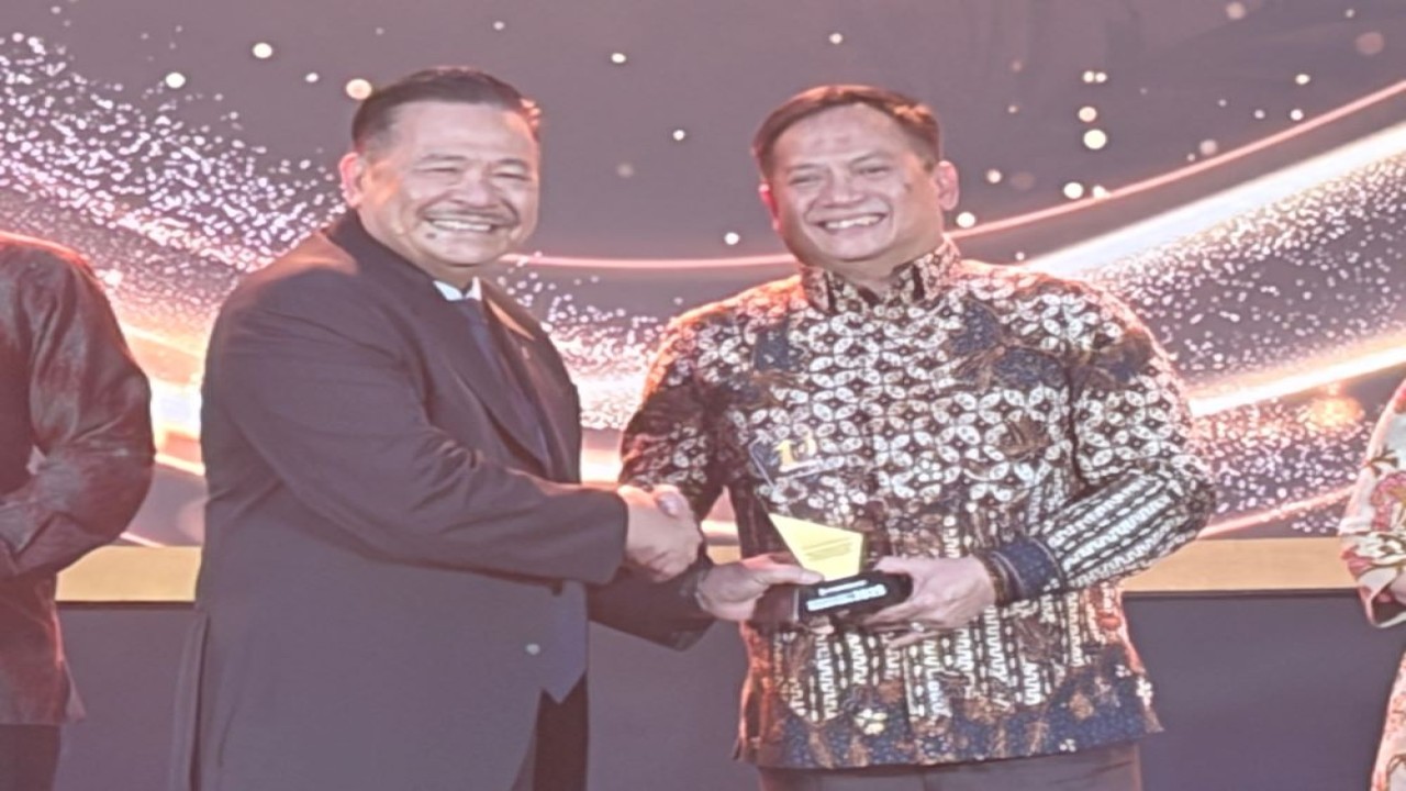 Direktur Utama PT Permodalan Nasional Madani (PNM)  Arief Mulyadi menerima plakat penghargaan Anugerah Bakti Nusantara 2025 yang diserahkan Wakil Menteri Koordinator (Wamenko) Bidang Hukum, HAM, Imigrasi, dan Pemasyarakatan Otto Hasibuan