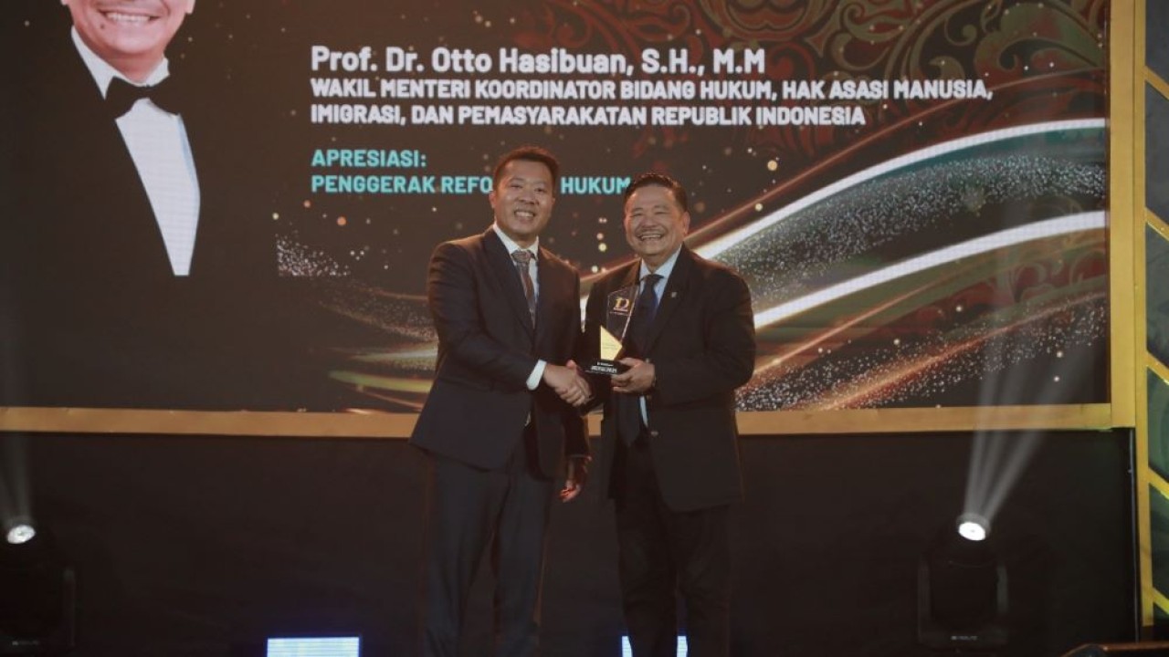 Wakil Menteri Koordinator Bidang Hukum, HAM, Imigrasi, dan Pemasyarakatan (Wamenko Kumham Imipas), Otto Hasibuan menerima penghargaan Anugerah Bakti Nusantara 2025 yang diserahkan Direktur Nusantara TV Randy Monthonaro Tampubolon