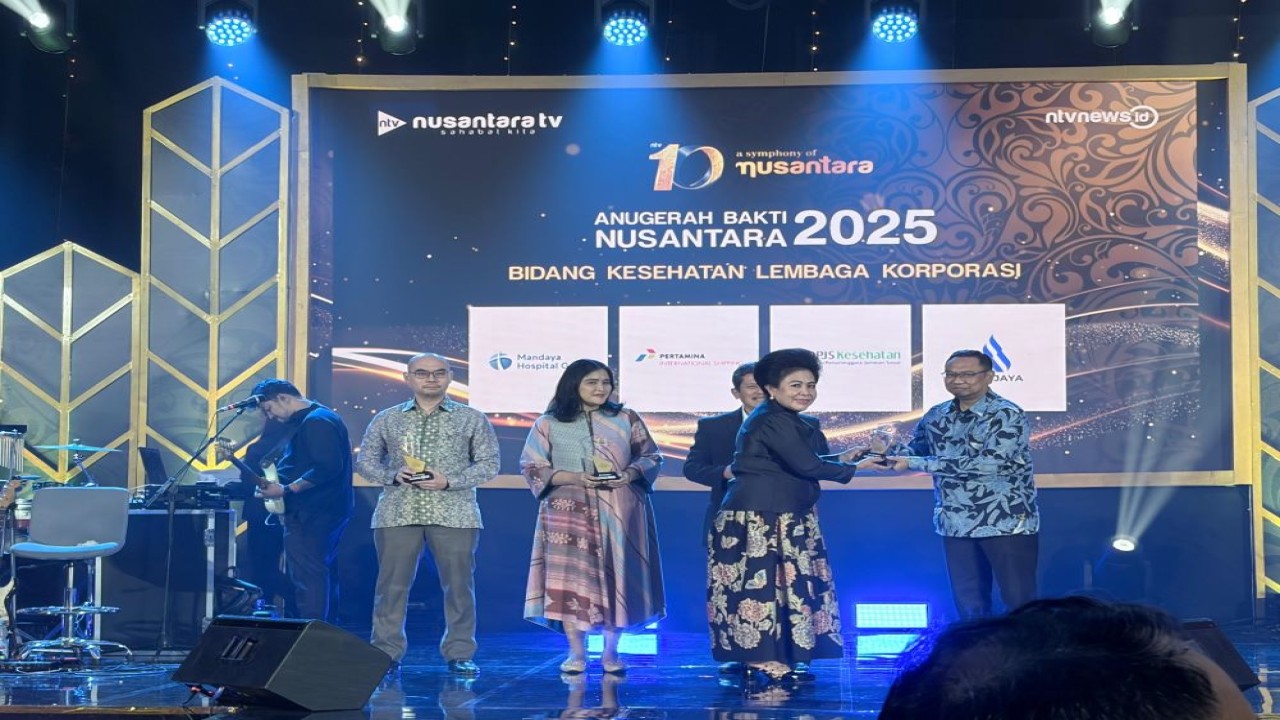 PAM Jaya diwakili Direktur Keuangan dan Umum, Tedy Jiwantara Sitepu menerima plakat penghargaan Anugerah Bakti Nusantara 2025 yang diserahkan Direksi Nusantara TV Lince Berliana Tobing