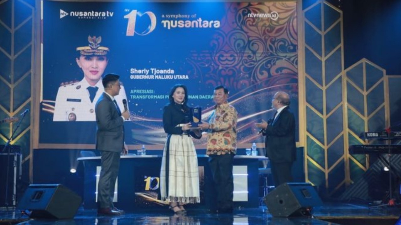 Gubernur Maluku Utara, Sherly Tjoanda menerima penghargaan Anugerah Bhakti Nusantara 2025 yang diserahkan oleh Presiden Komisaris NT Corp Nurdin Tampubolon didampingi Presiden Direktur Nusantara TV Don Bosco Selamun dan Pemimpin Redaksi Abraham Silaban