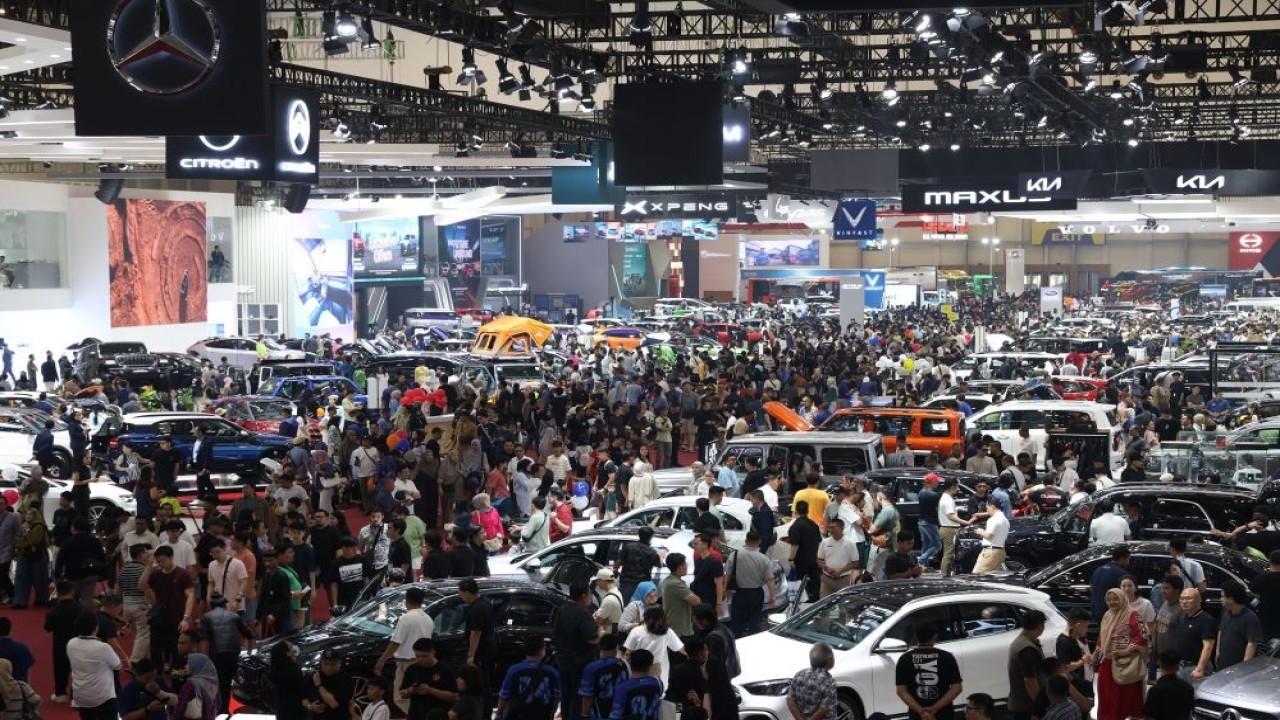 Pengunjung memadati pameran otomotif GIIAS 2025 di ICE BSD City, Kabupaten Tangerang, Banten. (Foto: Istimewa)