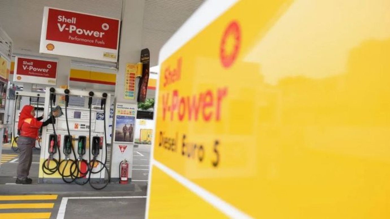 Arsip foto - Petugas SPBU membersihkan mesin pengisian BBM di SPBU Shell, Jalan Margonda Raya, Depok, Jawa Barat, Kamis (18/9/2025). Menteri Energi dan Sumber Daya Mineral (ESDM) Bahlil Lahadalia memastikan pemerintah terus memantau situasi di lapang (ANTARA)