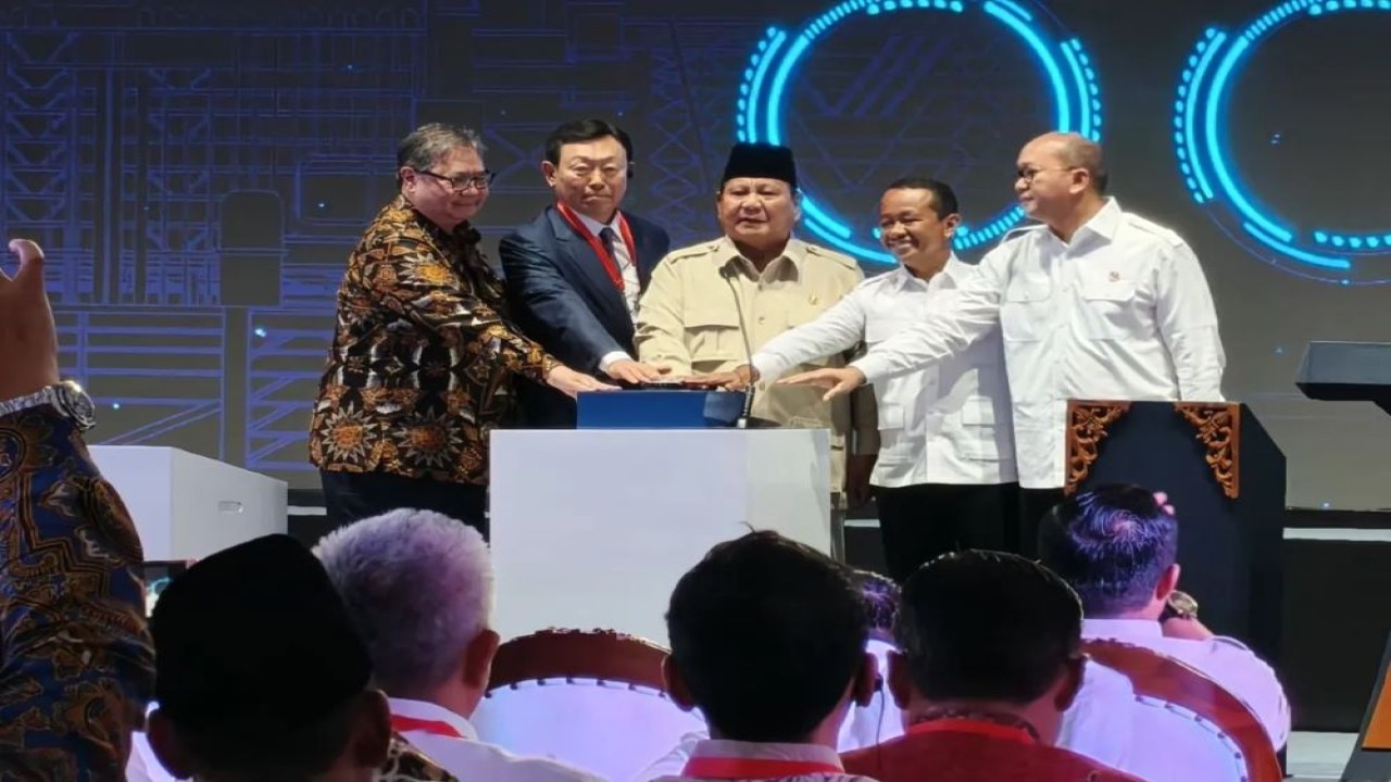 Presiden RI Prabowo Subianto (tengah) didampingi Menko Perekonomian Airlangga Hartarto (kiri), Menteri ESDM Bahlil Lahadalia (kedua kanan), dan CEO Danantara Rosan Roeslani (kanan) menekan tombol sirine peresmian operasional PT Lotte Chemical, Cilegon, Banten, Kamis (6/11/2025). (Antara)