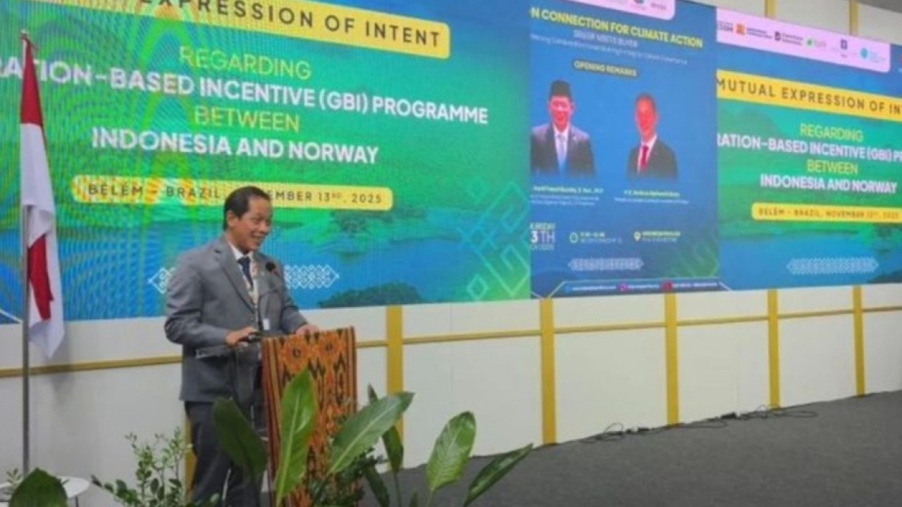 Menteri Lingkungan Hidup/Kepala Badan Pengendalian Lingkungan Hidup Republik Indonesia, Hanif Faisol Nurofiq saat memberikan sambutan pada sesi Seller Meets Buyer di Paviliun Indonesia pada Conference of the Parties 30 (COP30) di Belém, Brasil, Kamis, 13 November 2025. Ia menyampaikan bahwa kolaborasi yang tercipta pada forum ini menjadi bagian penting dari upaya memperkuat kontribusi Indonesia dalam pengurangan emisi global. (Antara)