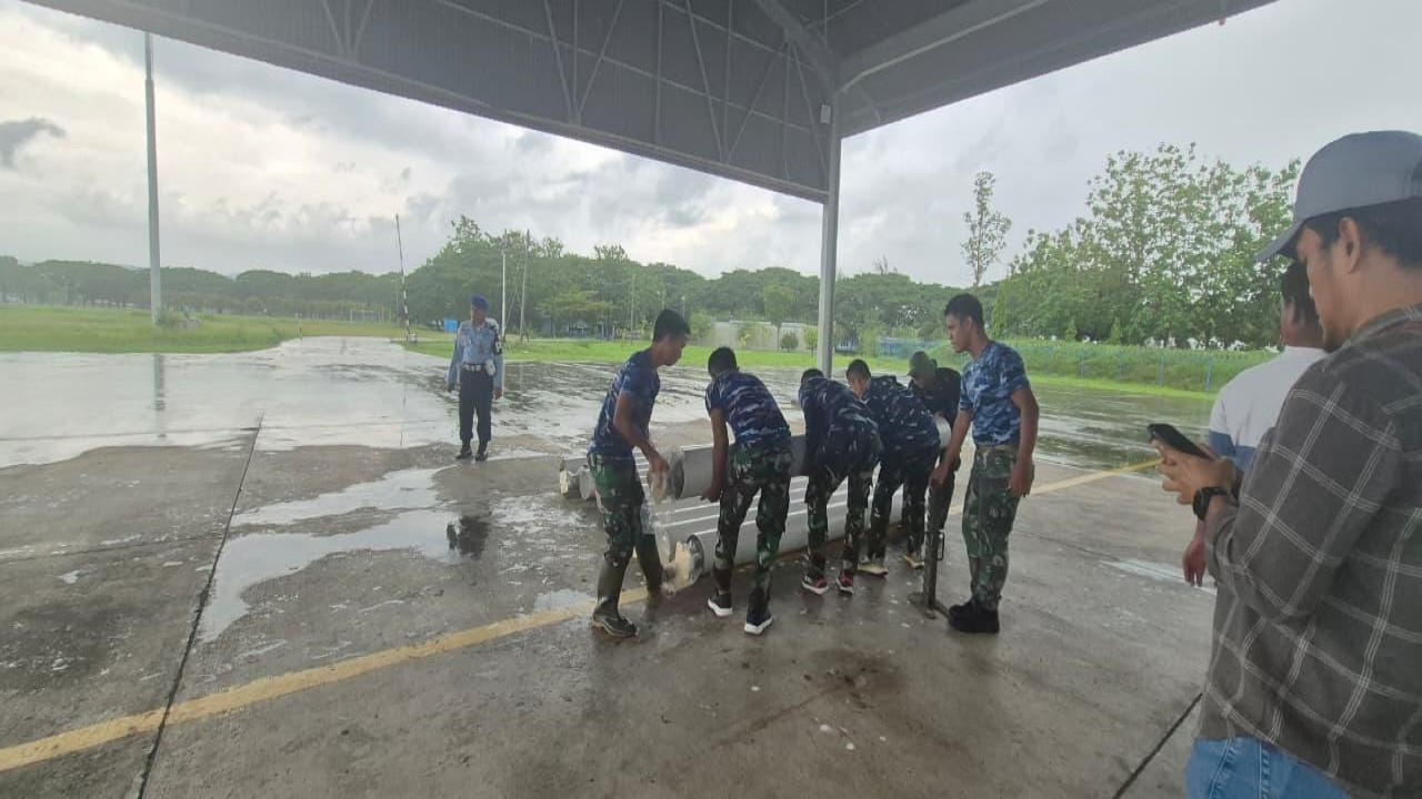 Tower PLN roboh dihantam banjir, TNI gerak cepat bantu pulihkan kelistrikan di Aceh. (Istimewa)