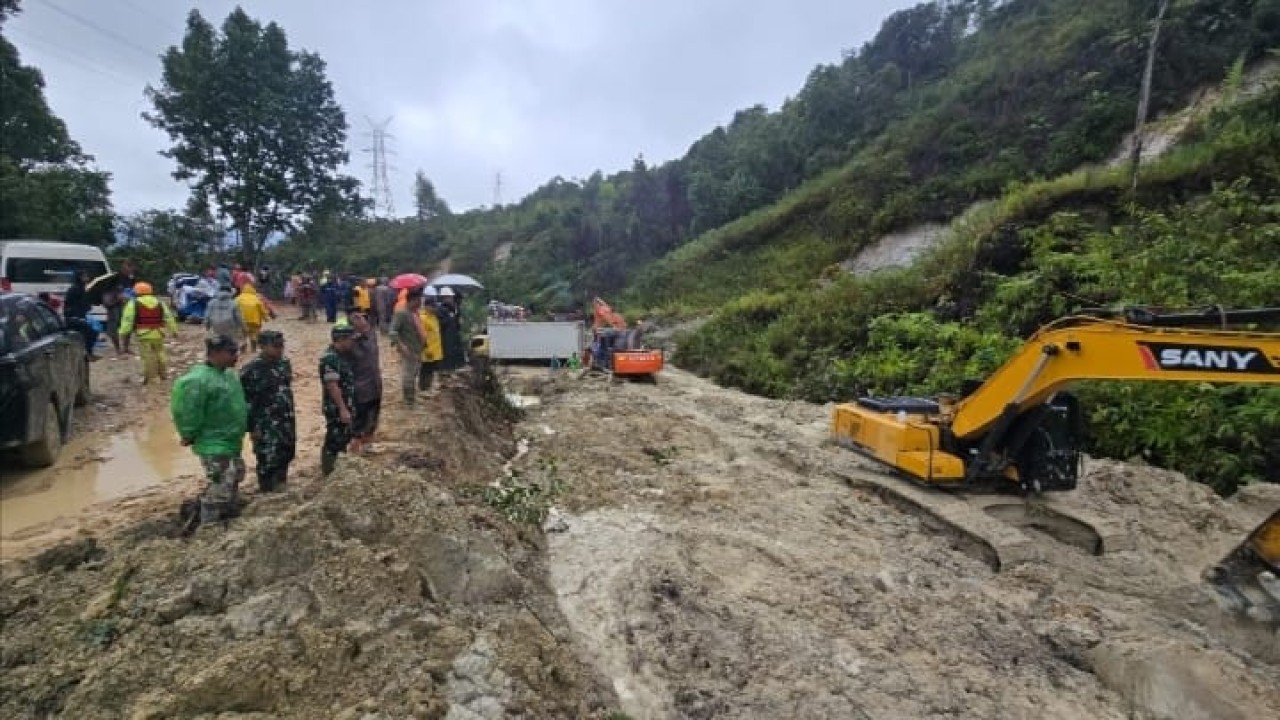 TNI prioritaskan keselamatan warga, Danrem 023/KS pimpin pembukaan akses jalan longsor di Tapanuli Tengah. (Istimewa)