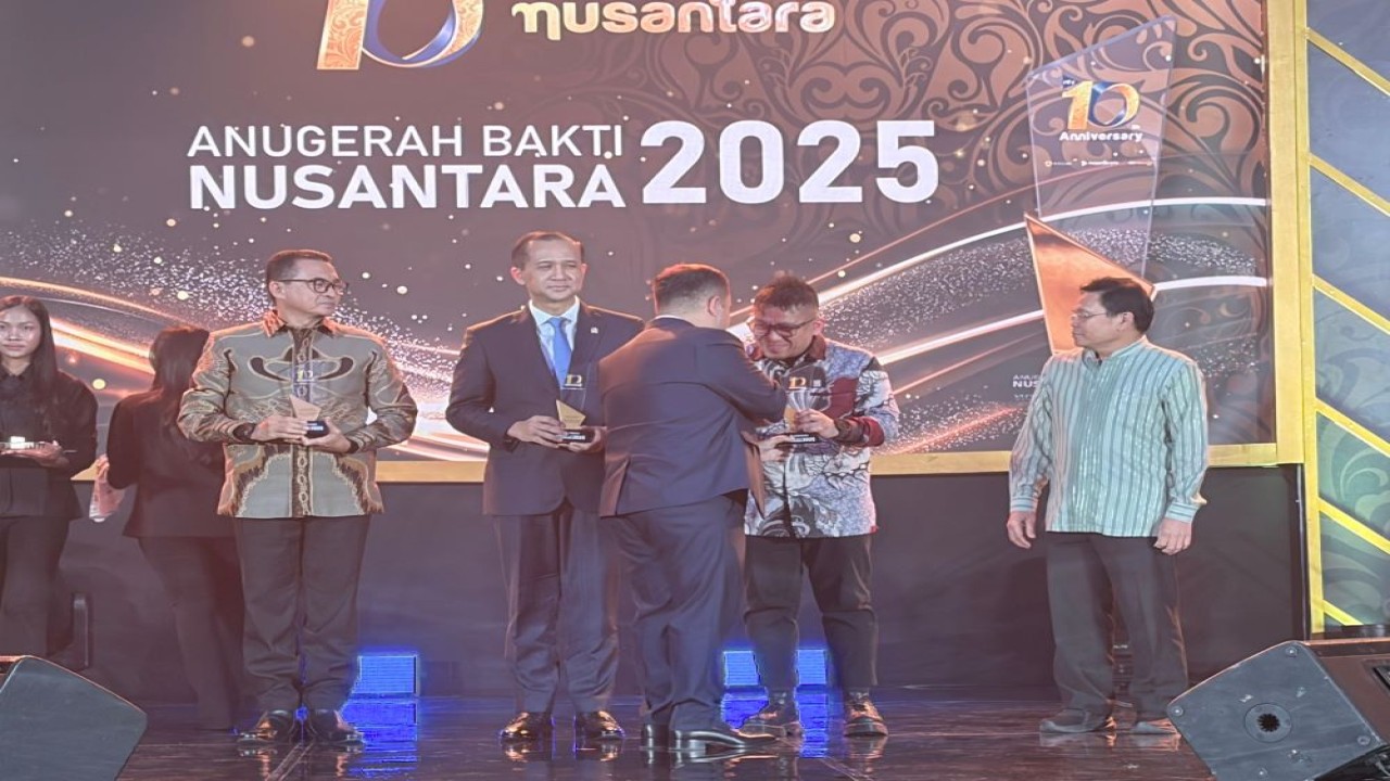 Direktur Biomassa PLN EPI Hokkop Situngkir menerima penghargaan Anugerah Bakti Nusantara 2025 yang diserahkan Direktur Nusantara TV Dimpos Tampubolon