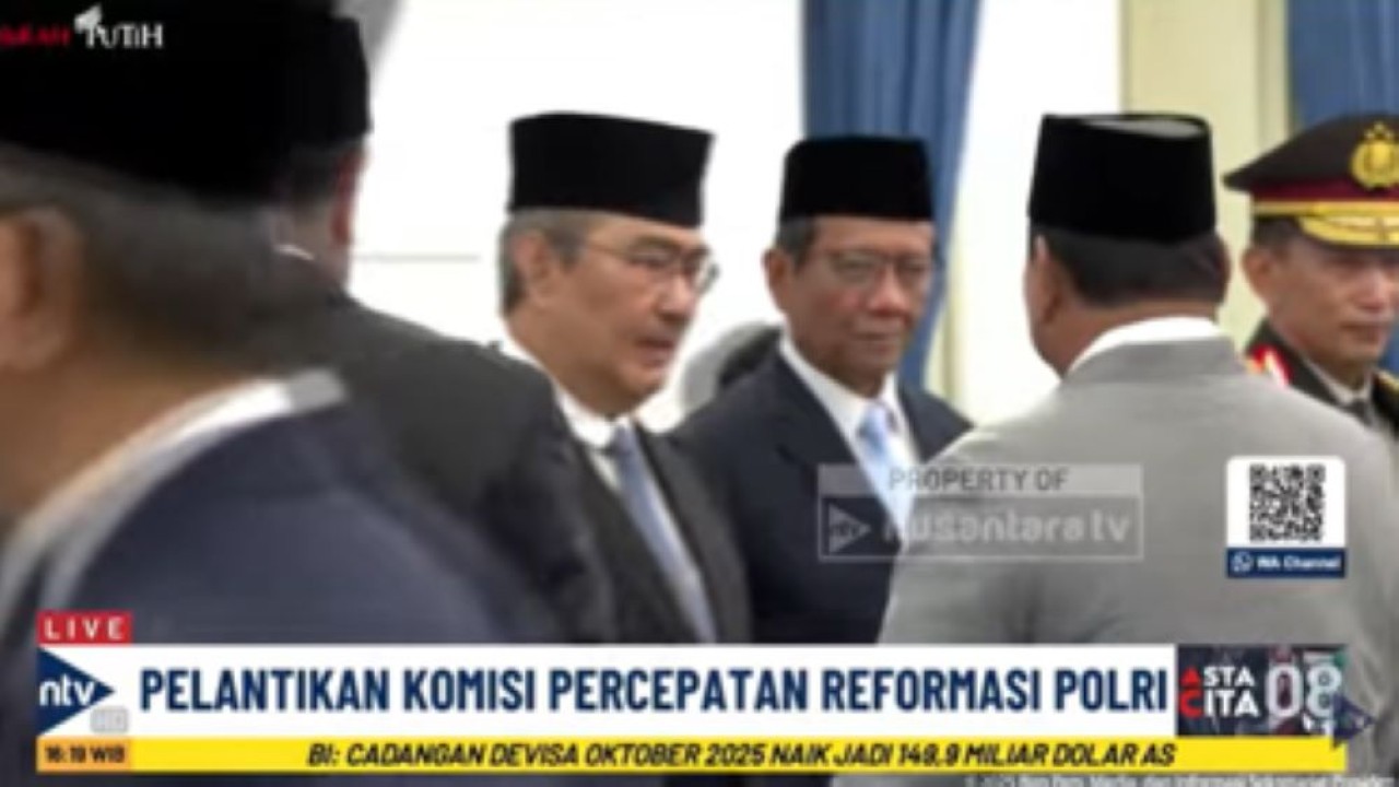 Presiden Prabowo Subianto menyalami para anggota Tim Reformasi Polri Jimly Asshidiqie dan Mahfud MD usai pelantikan