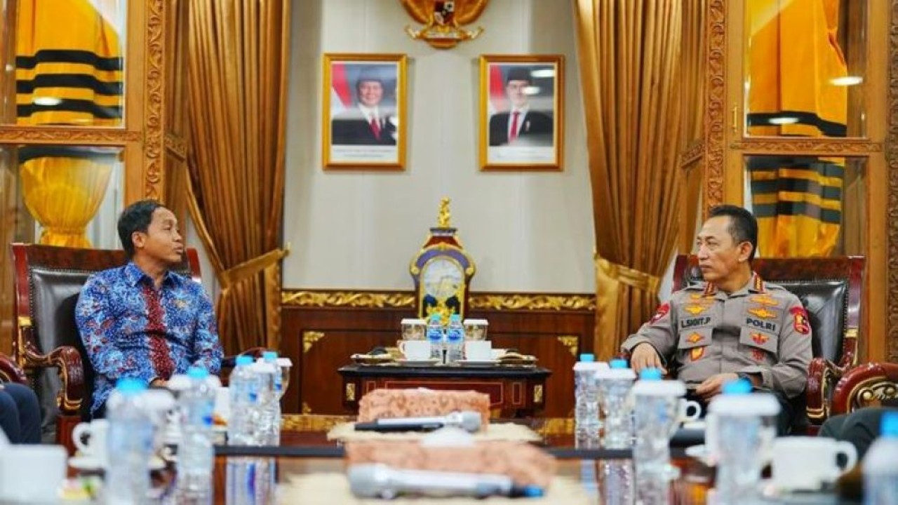Kapolri Jenderal Pol. Listyo Sigit Prabowo (kanan) bersama Menteri Kehutanan (Menhut) Raja Juli Antoni (kiri) berbicara dalam audiensi di Gedung Rupattama Mabes Polri, Jakarta, Jumat, 24 Oktober 2025. ANTARA/HO-Divisi Humas Polri.