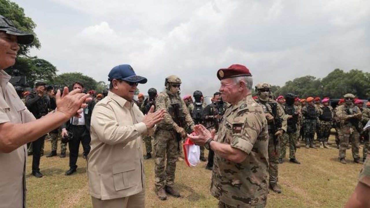 Presiden RI Prabowo Subianto bersama Raja Yordania Abdullah II bin Al-Hussein menyaksikan langsung kolaborasi demonstrasi drone dari TNI dan AB Yordania.