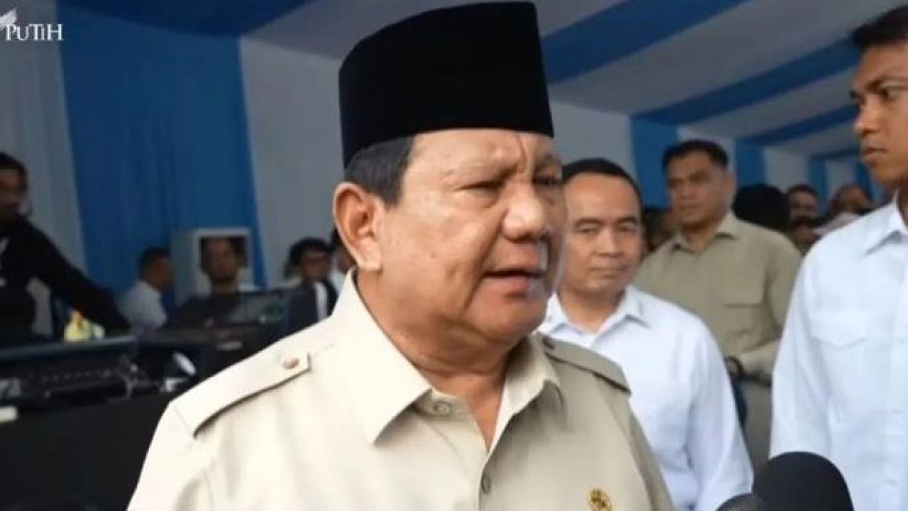 Presiden Prabowo Subianto memberikan keterangan pers usai menghadiri peluncuran digitalisasi pembelajaran untuk Indonesia Cerdas di SMP Negeri 4 Kota Bekasi, Jawa Barat, Senin 17 November 2025. ANTARA/Mentari Dwi Gayati Presiden Prabowo Subianto memberikan keterangan pers usai menghadiri peluncuran digitalisasi pembelajaran untuk Indonesia Cerdas di SMP Negeri 4 Kota Bekasi, Jawa Barat, Senin 17 November 2025. ANTARA/Mentari Dwi Gayati (Antara)