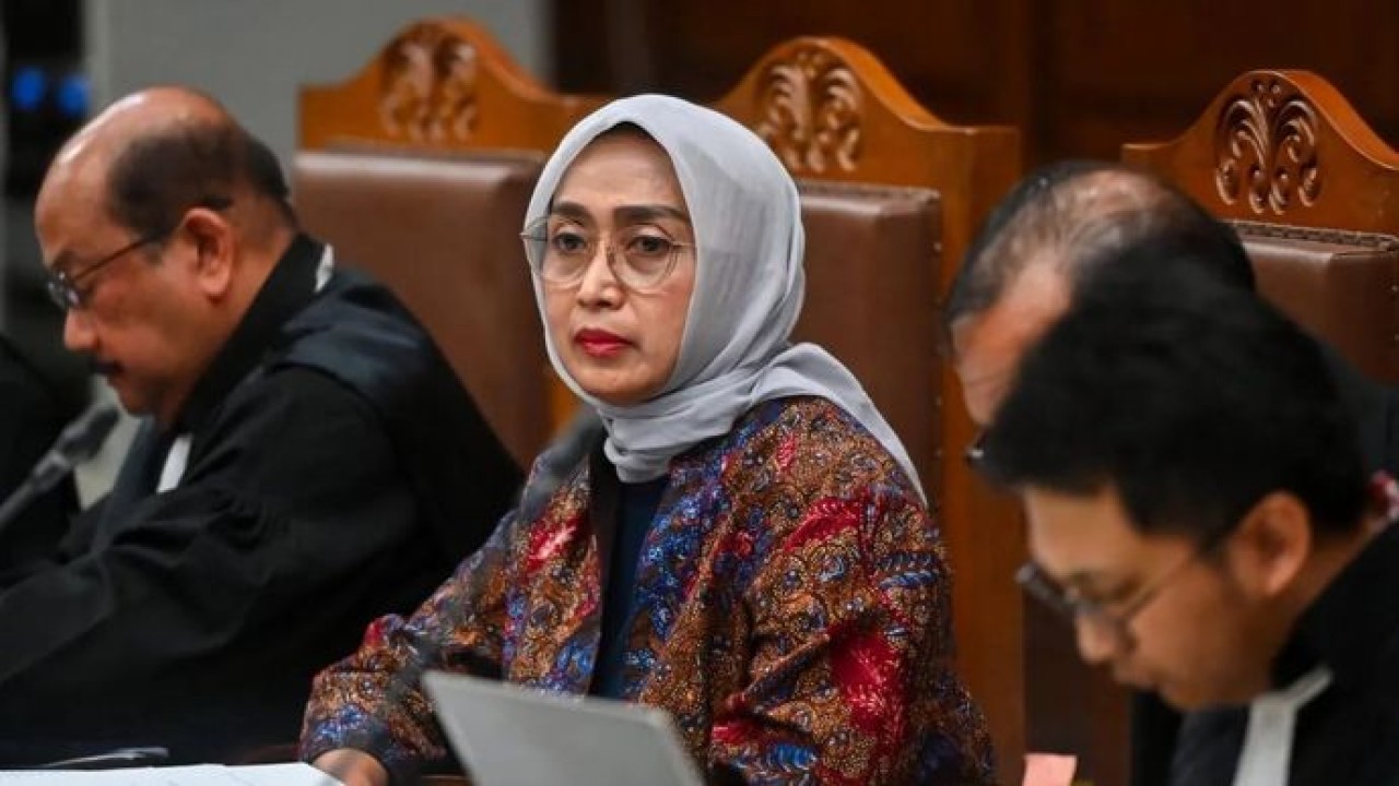 Terdakwa kasus dugaan korupsi di PT ASDP Ira Puspadewi (tengah) mendengarkan keterangan saksi saat sidang lanjutan di Pengadilan Tipikor, Jakarta, Kamis (18/9/2025). (Antara)