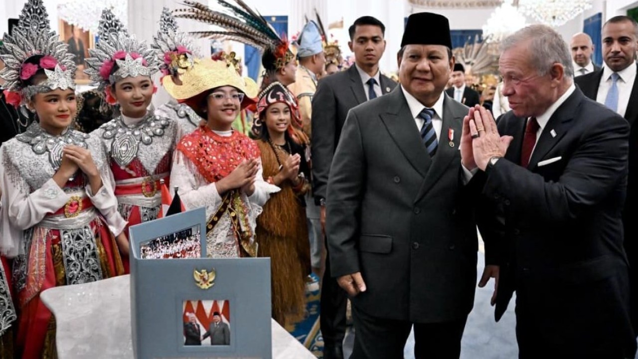 Presiden Prabowo Subianto menjamu Raja Kerajaan Yordania Hasyimiah, Raja Abdullah II ibn Al Hussein, dalam jamuan santap malam kenegaraan pada Jumat malam, 14 November 2025. (Foto: BPMI Setpres/Cahyo)