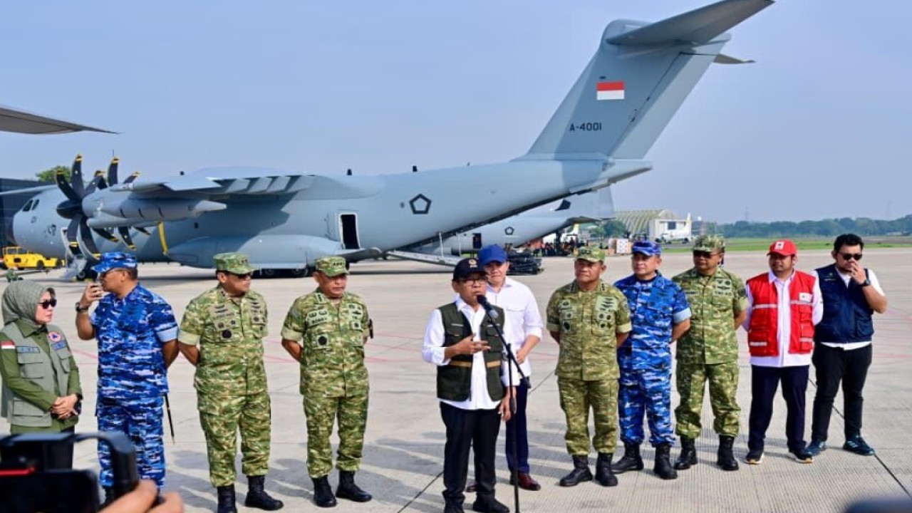 Menteri Koordinator Bidang Pembangunan Manusia dan Kebudayaan, Pratikno memberikan keterangannya di Lanud Halim Perdanakusuma, Jakarta, pada Jumat, 28 November 2025. (Foto: BPMI Setpres/Rusman)