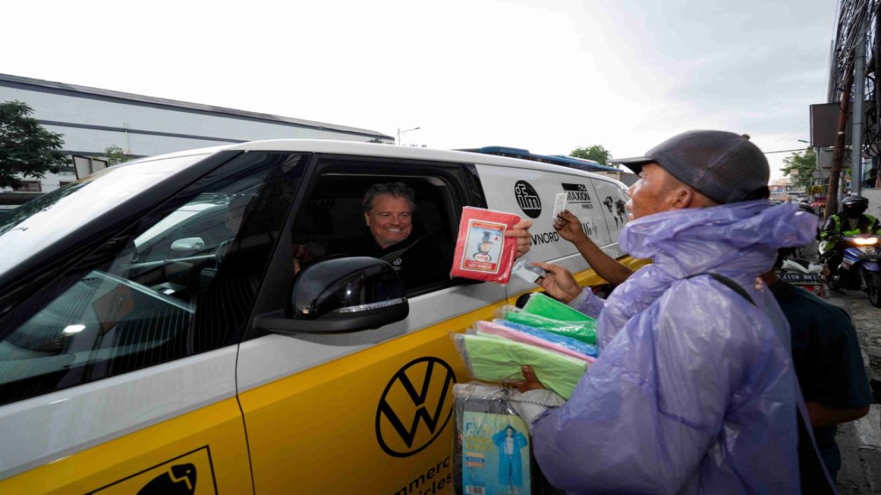 Rainer Zietlow menyapa warga Jakarta dan membeli jas hujan. (Foto: Istimewa)