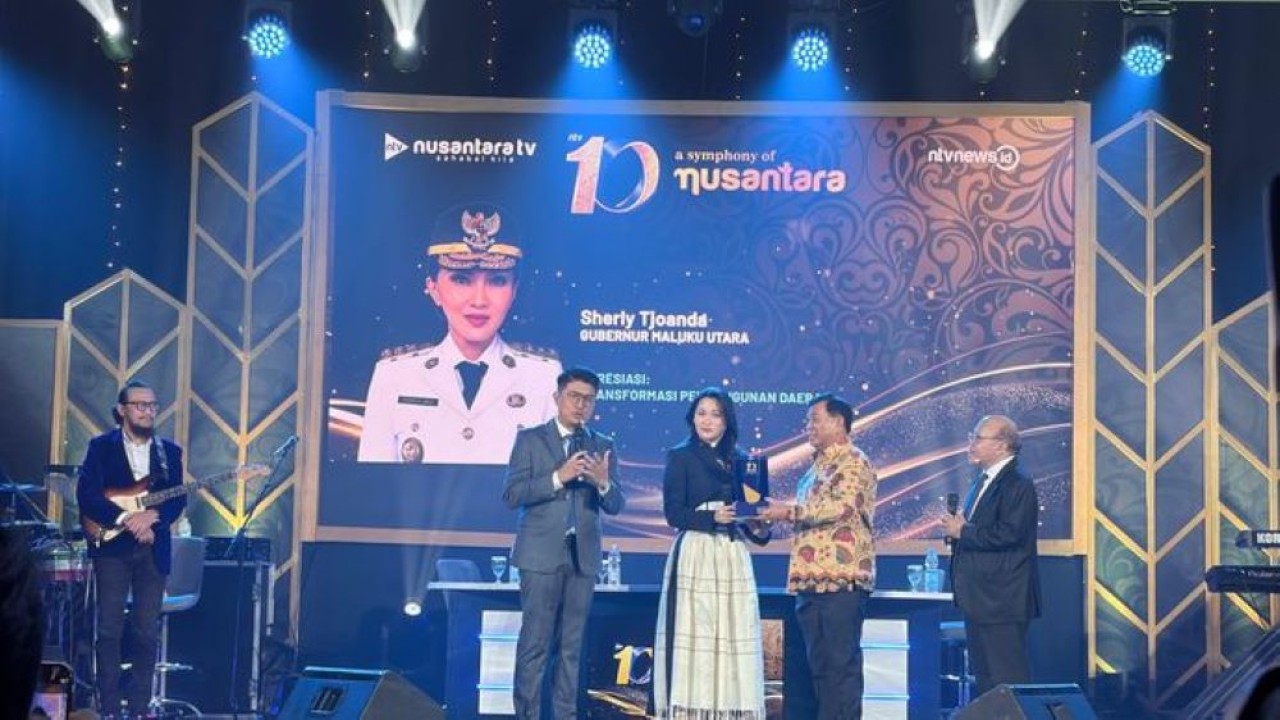 Sherly Tjoanda menerima plakat penghargaan Anugerah Bakti Nusantara 2025 yang diserahkan oleh Presiden Komisaris NT Corp Nurdin Tampubolon (Dok. NTVNews: Dedi)