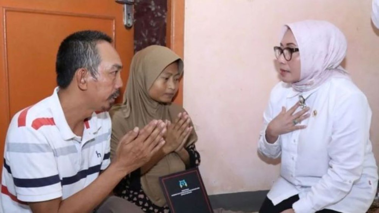 Menteri Pemberdayaan Perempuan dan Perlindungan Anak (PPPA), Arifah Fauzi mengunjungi rumah duka korban kasus perundungan terhadap siswa SMPN 19 Tangerang Selatan pada Senin, 17 November 2025. ANTARA/HO-Humas KemenPPPA