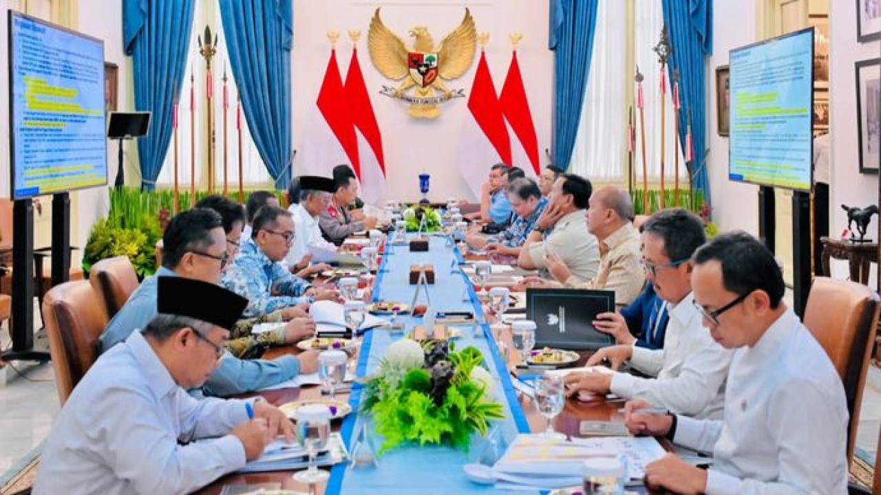 Rapat Terbatas bersama anggota Kabinet Merah Putih di Istana Merdeka Rapat Terbatas bersama anggota Kabinet Merah Putih di Istana Merdeka (instagram Sekretariat Kabinet)
