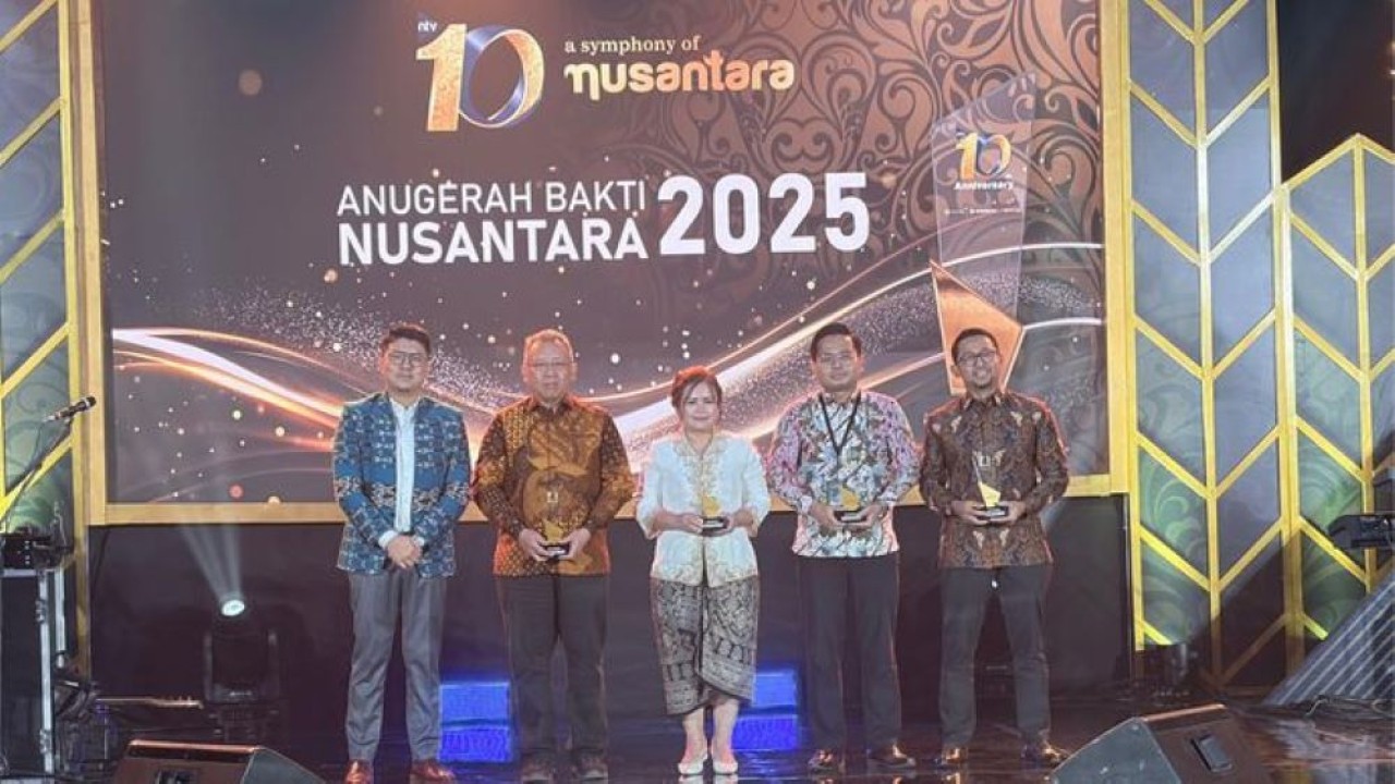 Pemimpin Redaksi Nusantara TV bersama para penerima Anugerah Bhakti Nusantara 2025