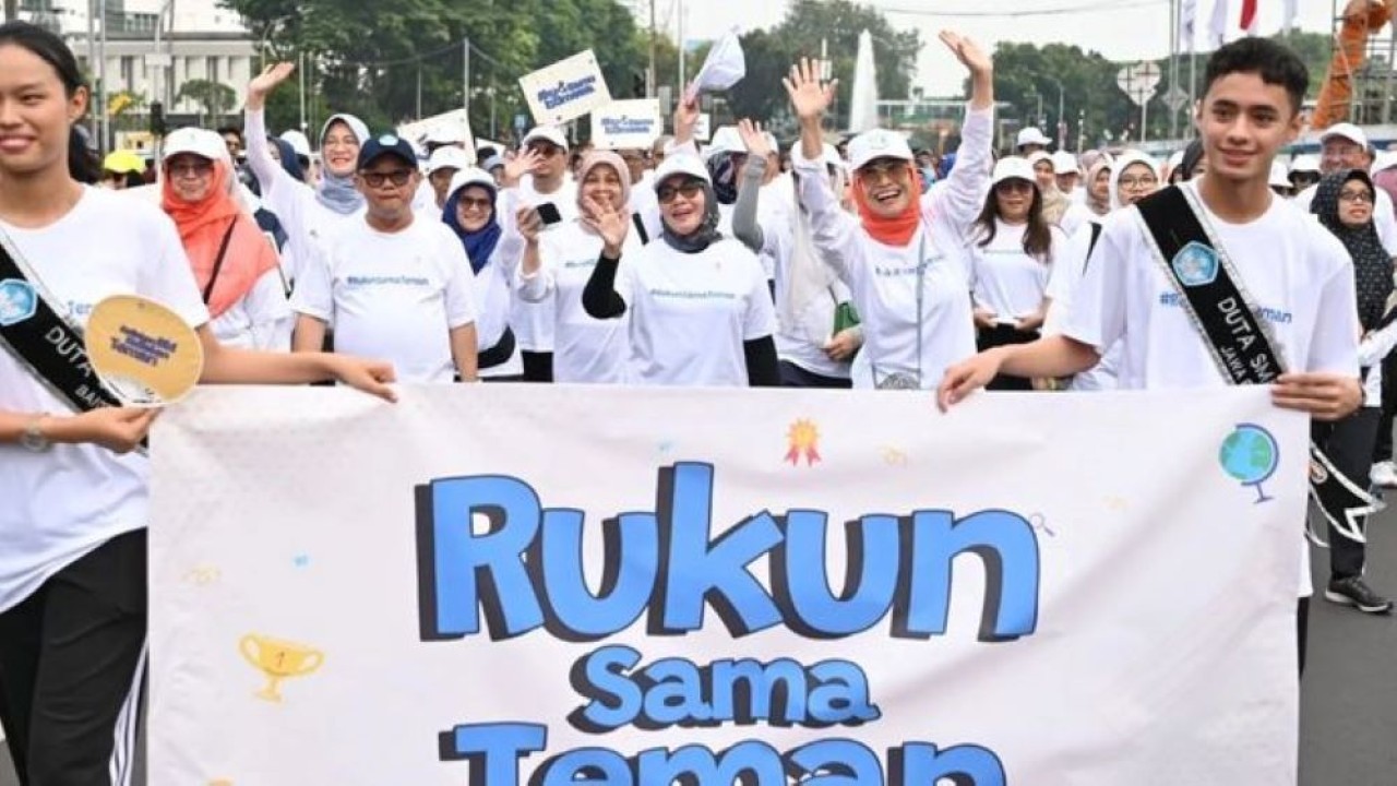 Menteri PPPA Arifah Fauzi (tengah) dan Mendikdasmen Abdul Mu’ti (kiri) dalam acara #RukunSamaTeman yang diadakan di Jakarta, Minggu, 23 November 2025. ANTARA/HO-Kemen PPPA (Antara)