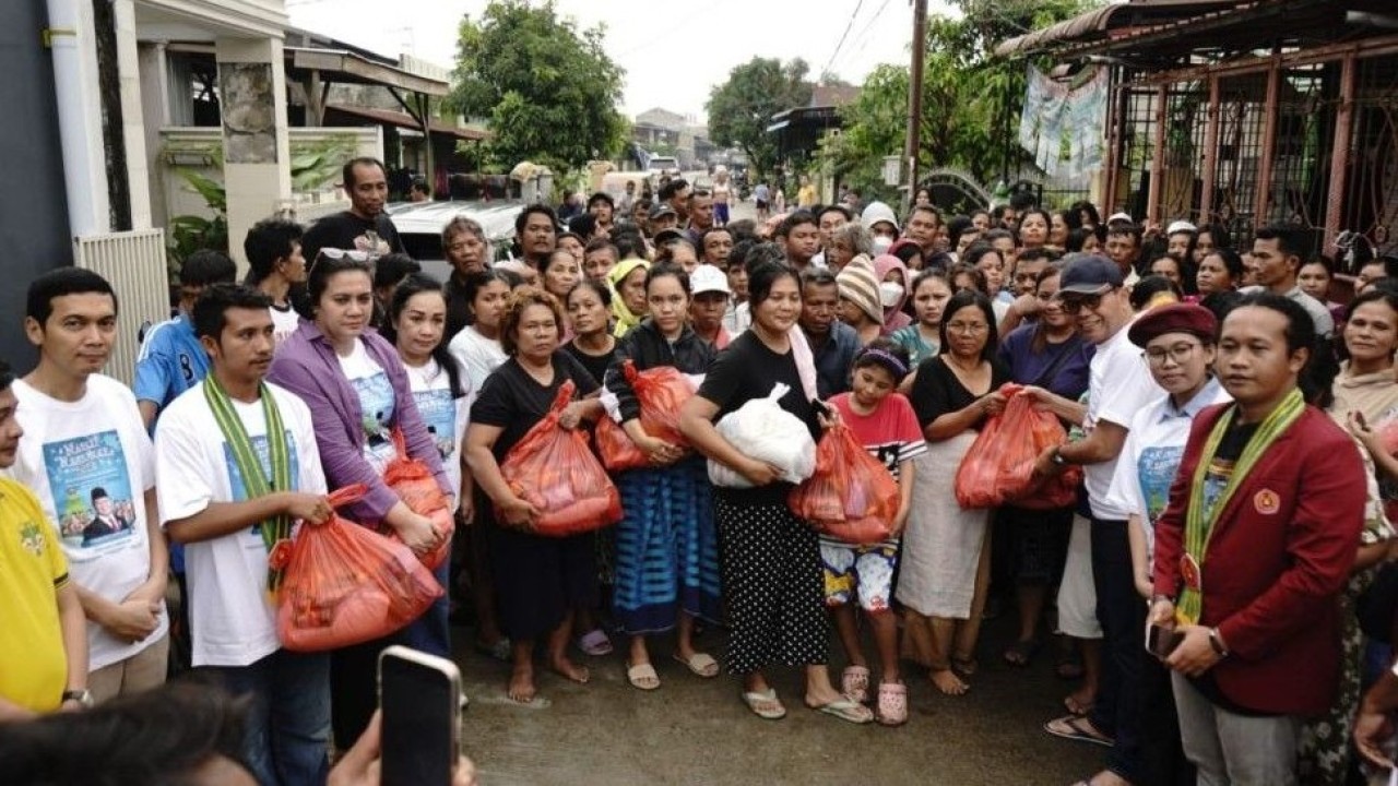 Tim Natal Nasional pada Jumat (28/11/2025) membagikan bantuan berupa sembako ke beberapa titik pengungsian, salah satunya Pos Pengungsian Masjid Mustaqim. (Foto: Istimewa)