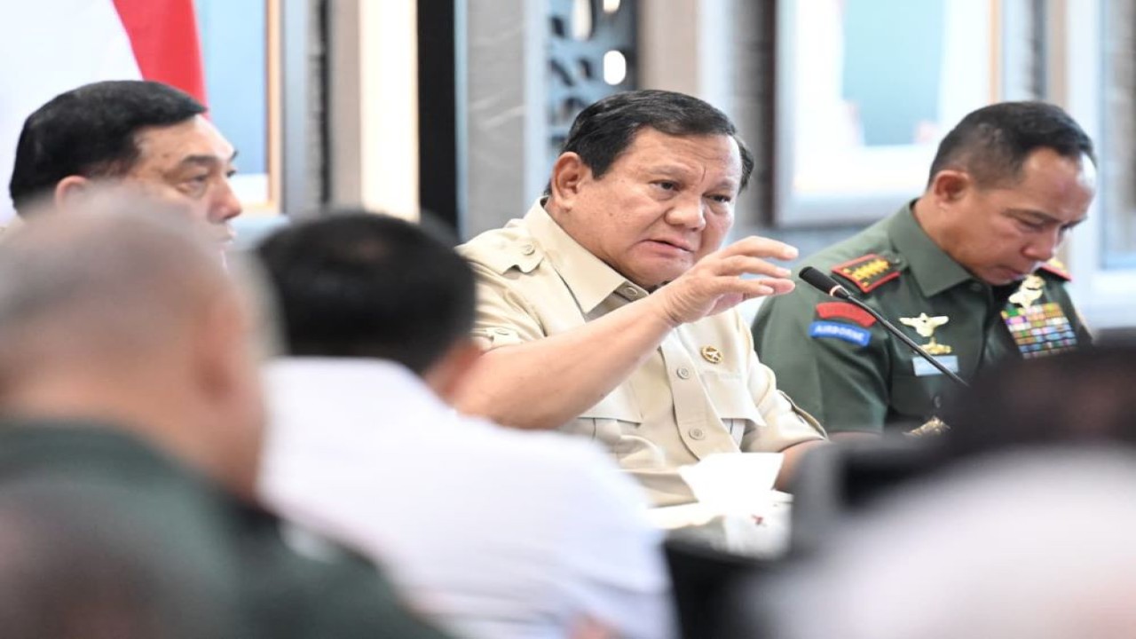 Presiden RI Prabowo Subianto didampingi Menhan RI Sjafrie Sjamsoeddindan   Panglima TNI Jenderal TNI Agus Subiyanto dalam Rapat Evaluasi Percepatan Pembangunan Koperasi Desa/Kelurahan Merah Putih (KDKMP)