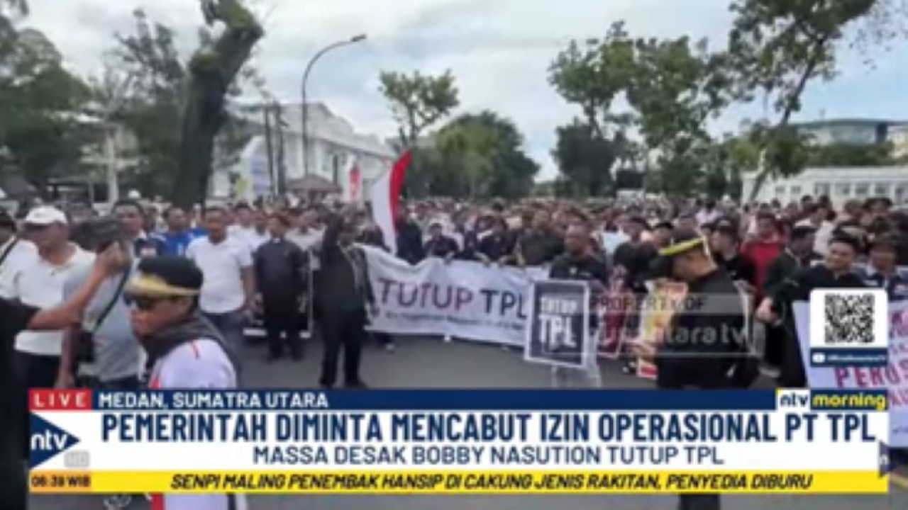 Ribuan massa berunjuk rasa di depan kantor Gubernur Sumatera Utara menuntut PT TPL ditutup