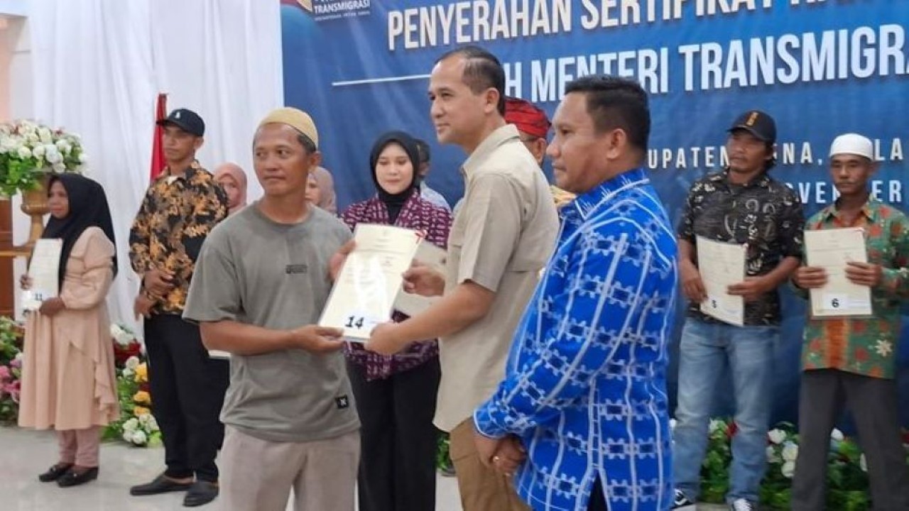 Mentrans Iftitah Sulaiman menyerahkan Sertifikat Hak Milik kepada warga trasmigrrasi di Kabupaten Muna, Sulawesi Tenggara. (Zaki Islami / Ntv News)