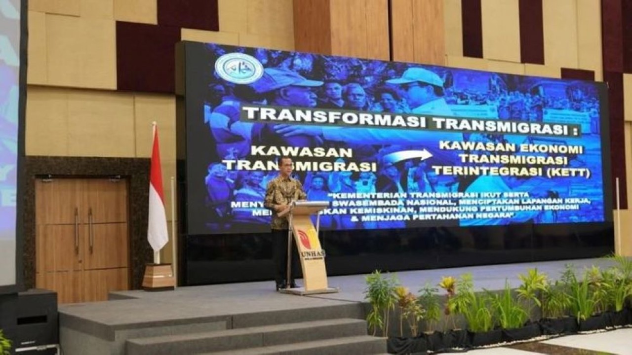 Mentrans Iftitah memberikan sambutan pada Forum Ekonomi Regional Indonesia Timur di Unhas, Makassar, Jumat, 21 November 2025.ANTARA/HO-Unhas