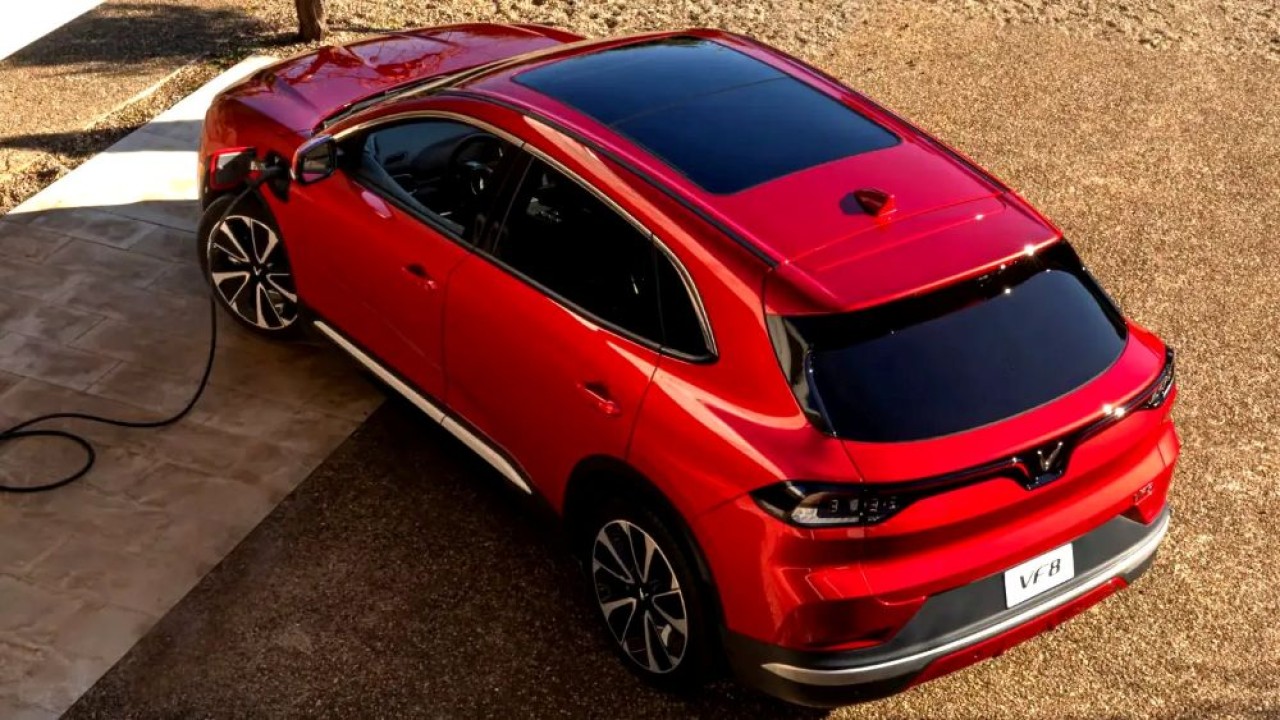 Ilustrasi. VinFast VF 8 sedang melakukan pengisian daya. (Foto: Istimewa via Carscoops)