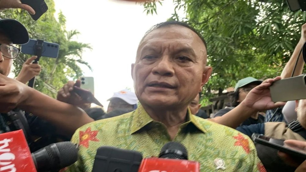Wakil Menteri Koordinator Bidang Politik dan Keamanan Lodewijk Freidrich Paulus usai meninau lokasi SMAN 72 Jakarta pada Jumat (7/11/2025). (Foto: ANTARA/Mario Sofia Nasution)