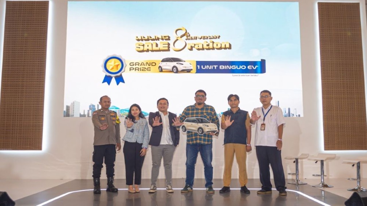 Wuling mengumumkan pemenang grand prize BinguoEV dari program "Wuling 8th Anniversary SALEbration". (Foto: Istimewa/Wuling Motors)