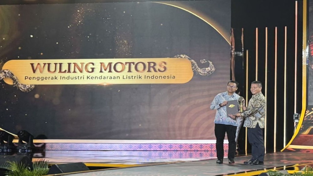 Wuling meraih predikat Penggerak Industri Kendaraan Listrik Indonesia. (Foto: Istimewa)