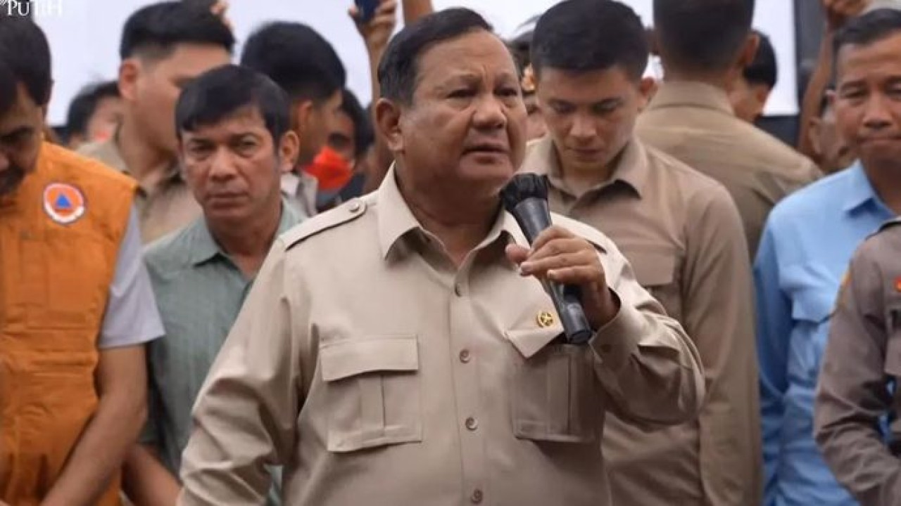 Presiden RI Prabowo Subianto saat berdialog dengan warga terdampak bencana di posko pengungsian di kawasan Jembatan Aceh Tamiang, Aceh, Jumat 12 Desember 2025. ANTARA/HO-Sekretariat Presiden (Antara)