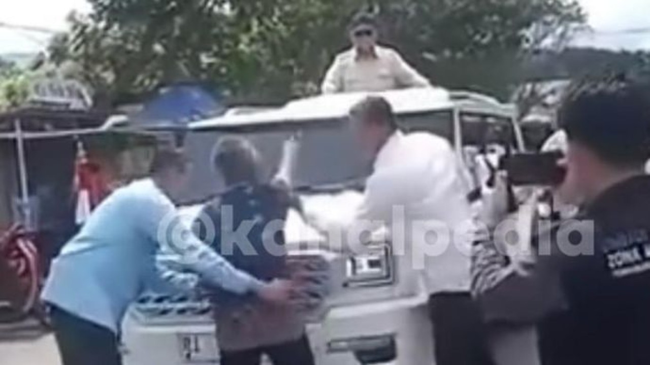 Pria tua mengadang mobil dan menunjuk Presiden Prabowo Subianto. (Instagram @kanalpedia)
